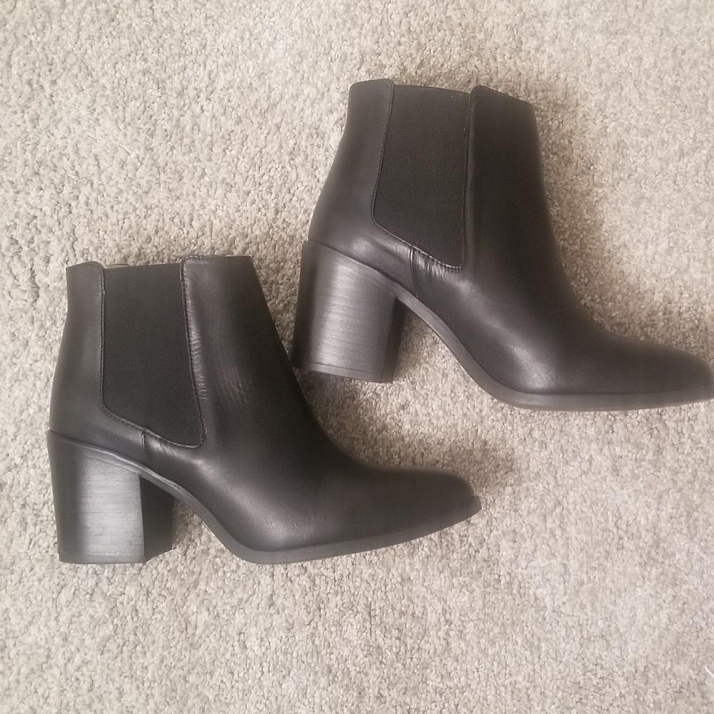 Nisolo heeled chelsa boots